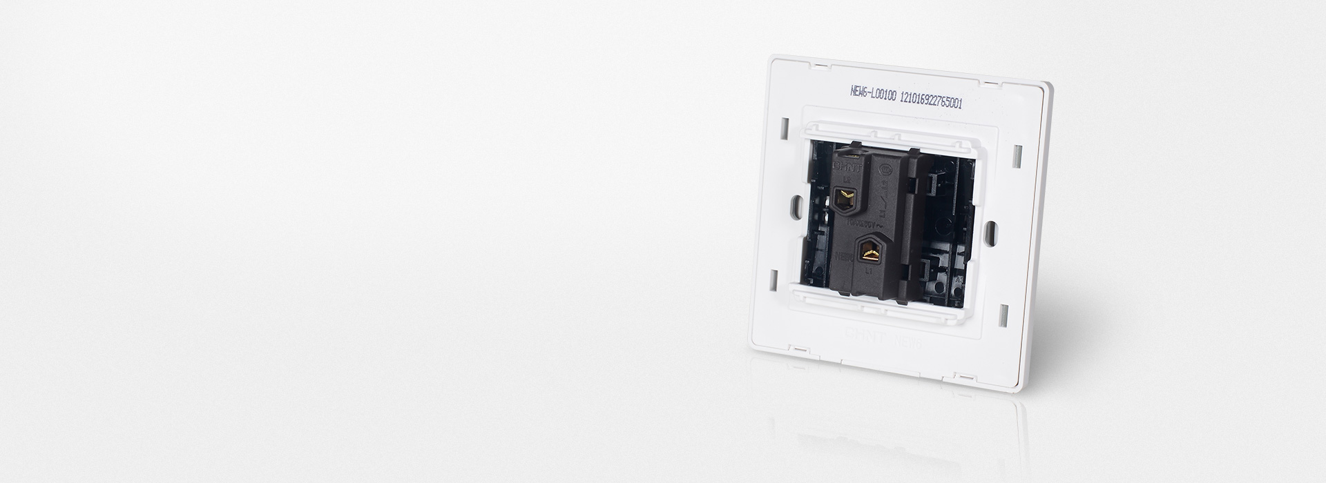 银合金触点性能更优
 正泰开关NEW7W...