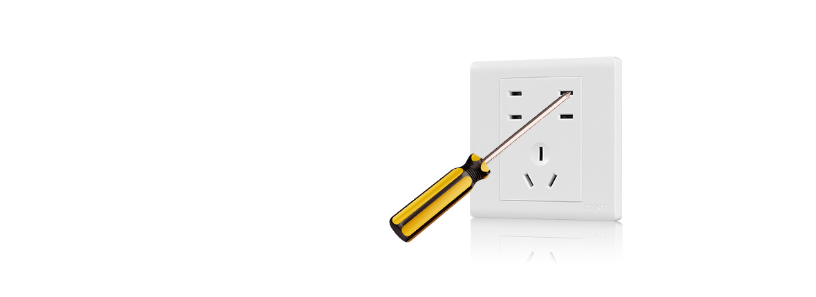 加强保护,防意外触电
 加强型保护门,插...