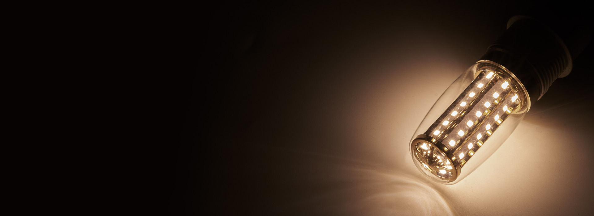 高亮度,轻松照亮大空间
 正泰照明玉米灯...