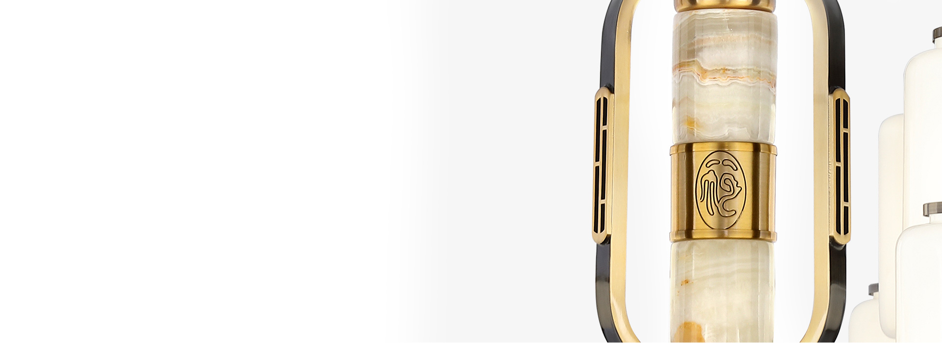 新中式的典雅,与一次古艺相逢
 仿铜色的...