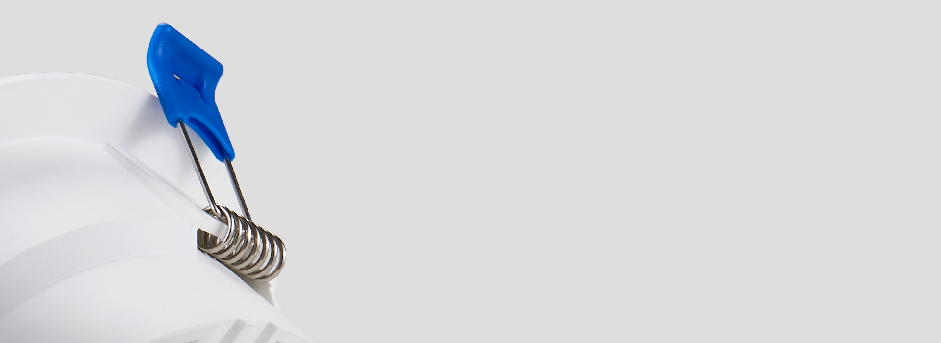 不锈钢卡扣,弹性十足
 十亮系列防眩筒灯...