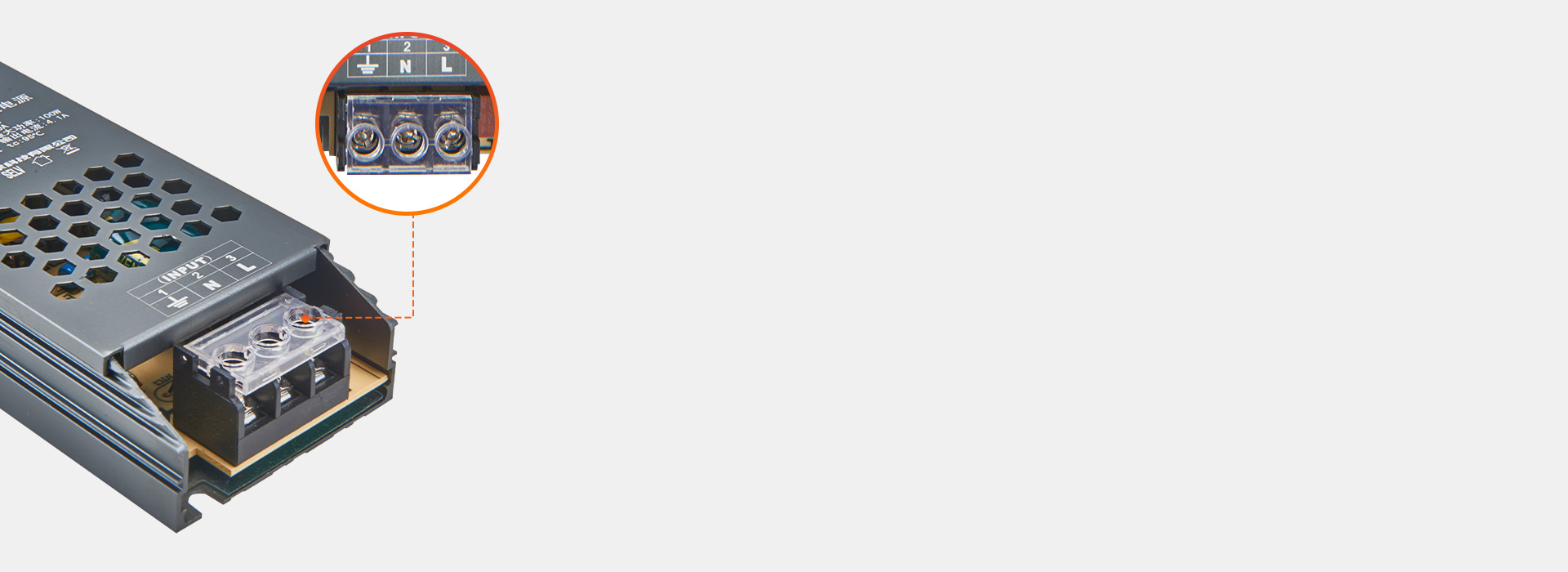 螺丝锁扣式安装
 可装2.5㎜?的电源线...