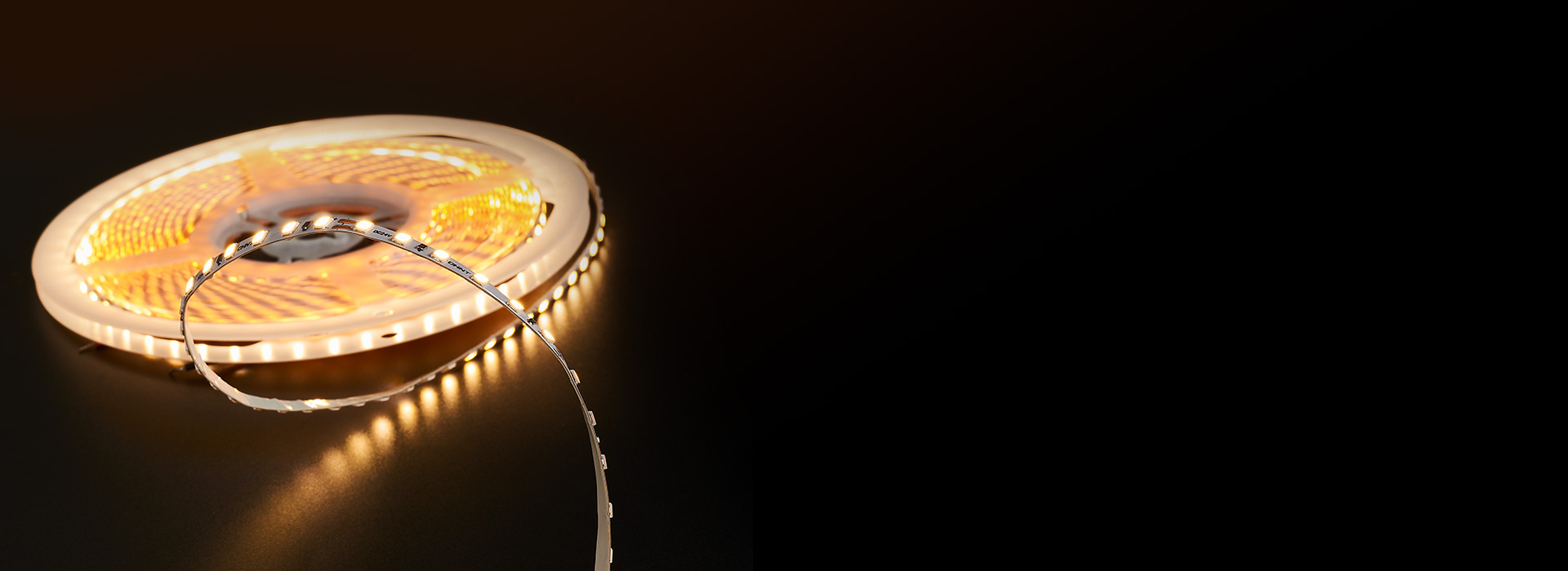 高达100lm/W光效,绿色节能
 同功...