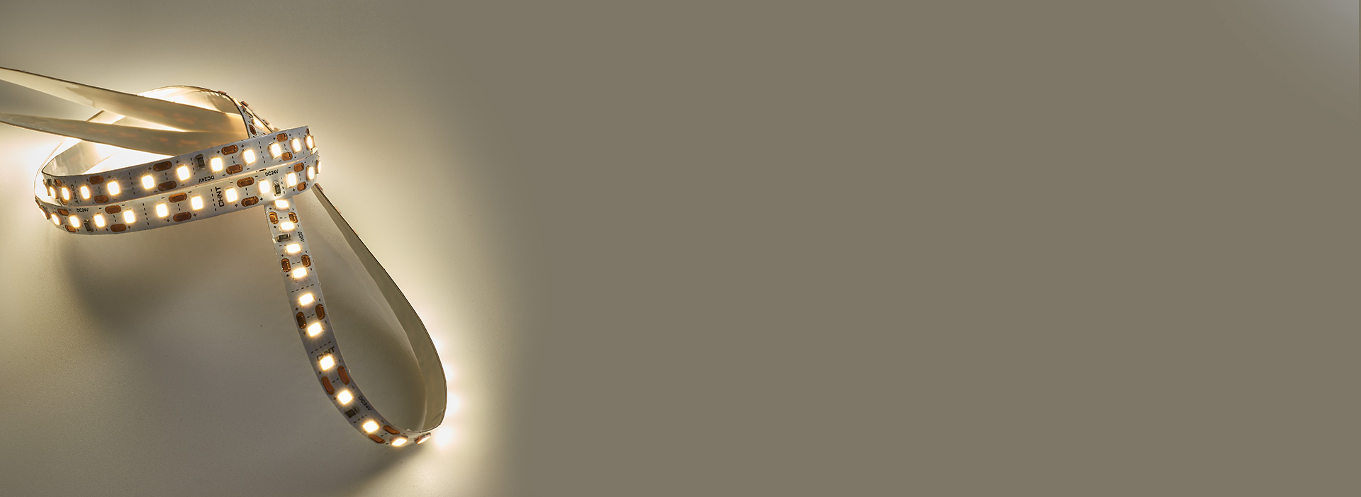 韧性强,耐弯耐折
 易弯曲,可根据复杂场...