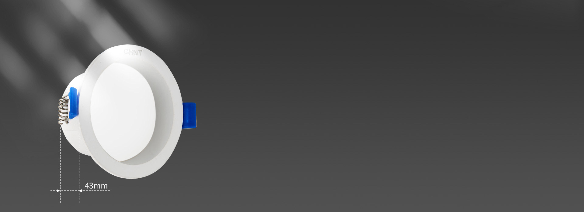 纤薄至43mm,矮吊顶也能用
 薄灯体设...