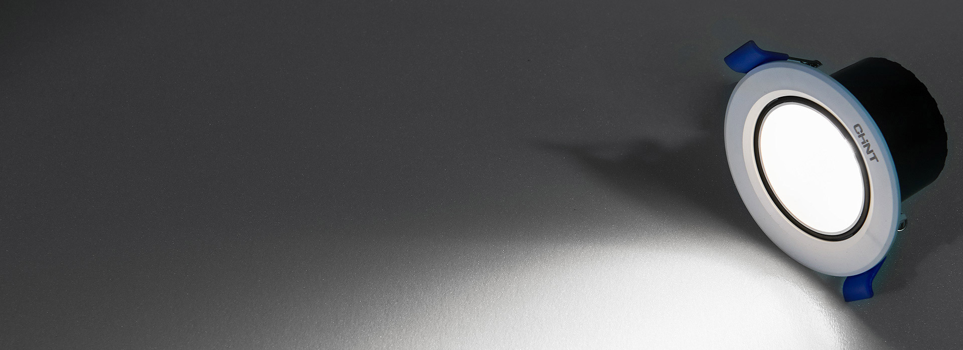 深藏光源防眩
 光源深杯内藏,避免直视,...