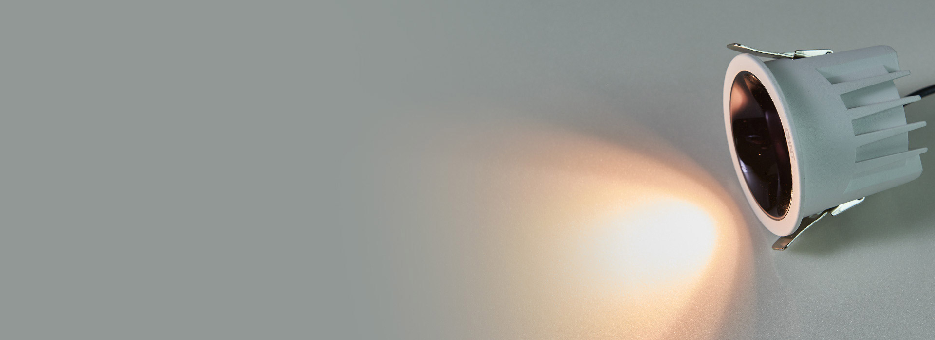 藏光防眩
 深藏式光源设计,减少眩光。