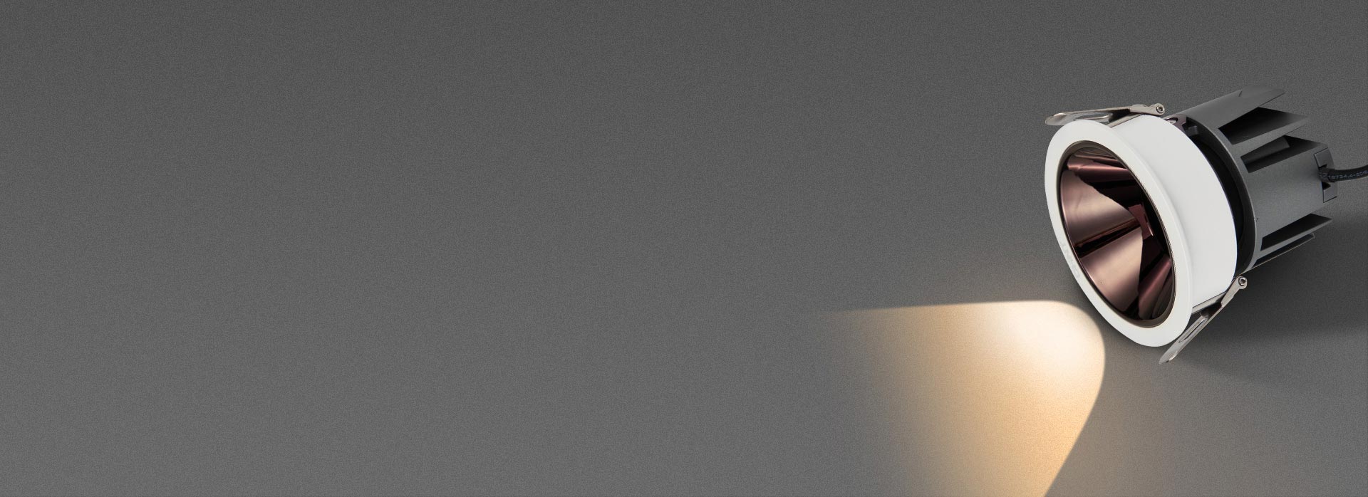 深防眩设计,光线柔和不刺眼
 光源深藏,...