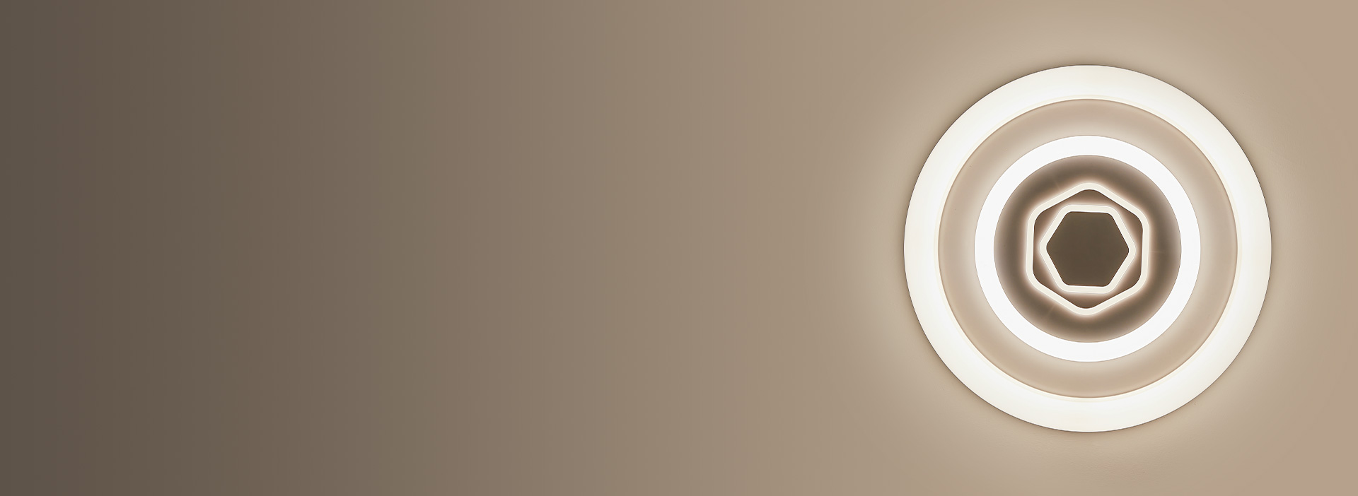 光线均匀,柔和迷人
 半透明光学灯罩,透...